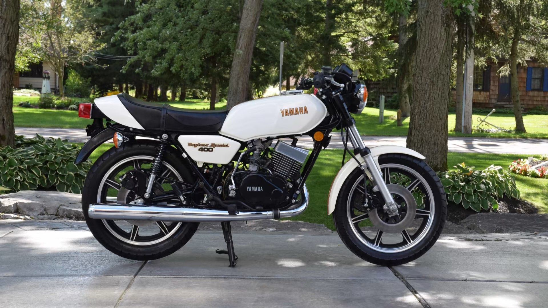 Why Old Yamaha & Honda Bikes Feel More Fun to Ride