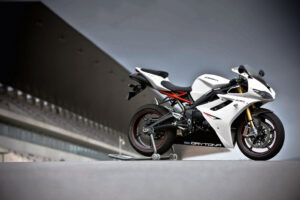 2012 Triumph Daytona 675 vs 675R—Which Is Better?