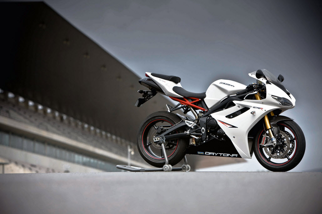 2012 Triumph Daytona 675 vs 675R—Which Is Better?