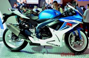 2011 GSX-R600 vs GSX-R750—Which One Wins?