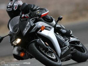 2007 Honda CBR600RR vs GSX-R600—Which Wins?