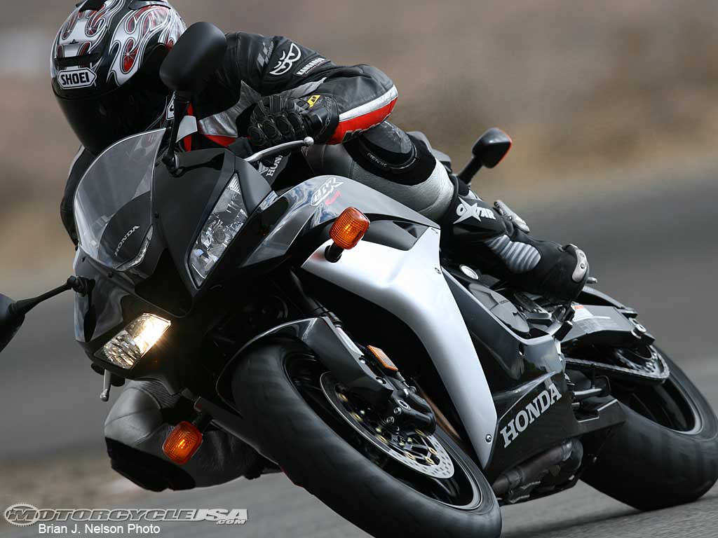 2007 Honda CBR600RR vs GSX-R600—Which Wins?