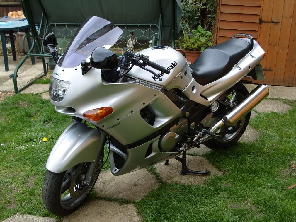 2003 Kawasaki ZZR600 vs ZX6R—Which One Wins?