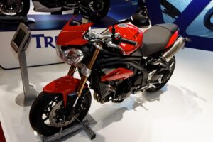 2012 Triumph Street Triple vs Speed Triple—Which Wins?
